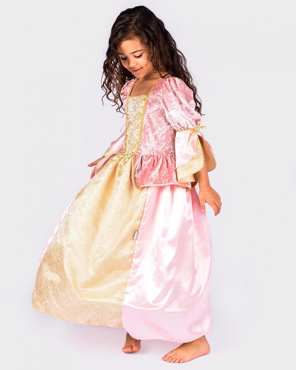 rosa prinsessklänning som bärs av flicka