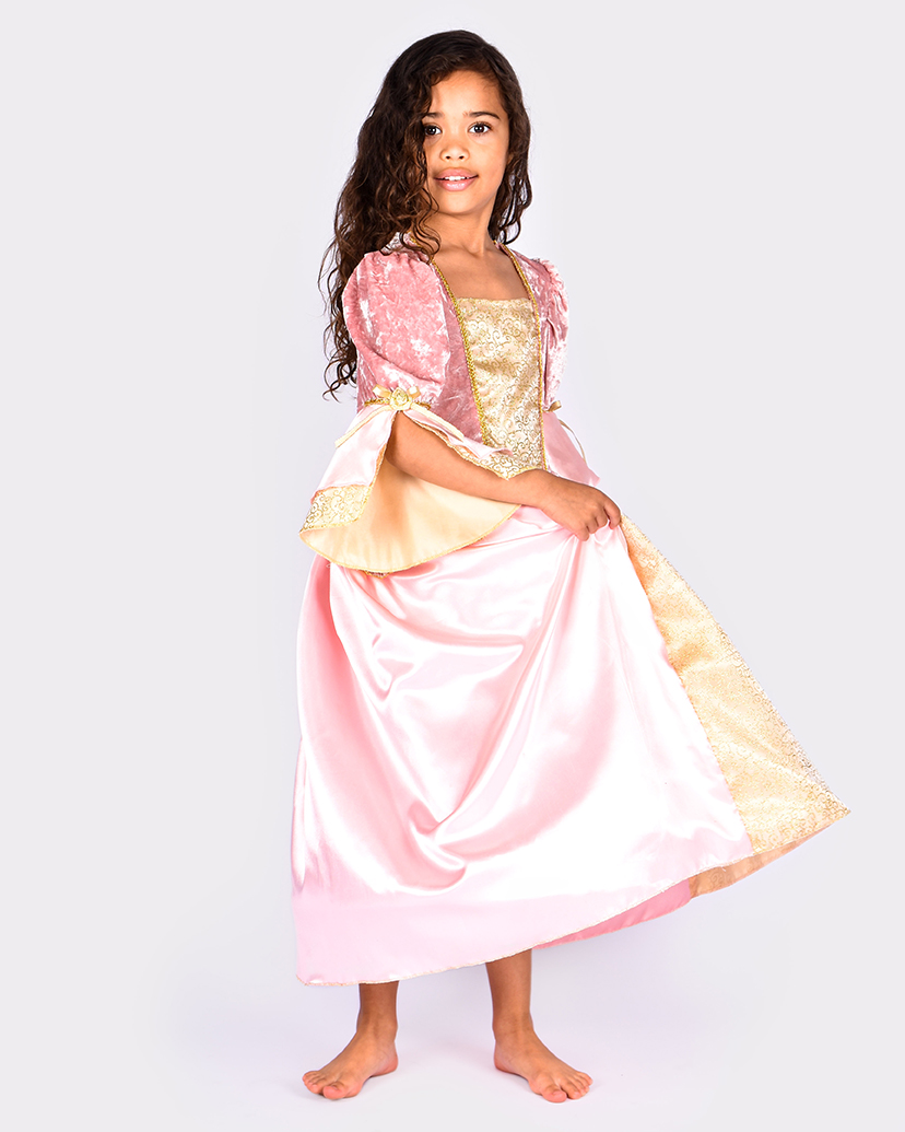 rosa prinsessklänning som bärs av flicka