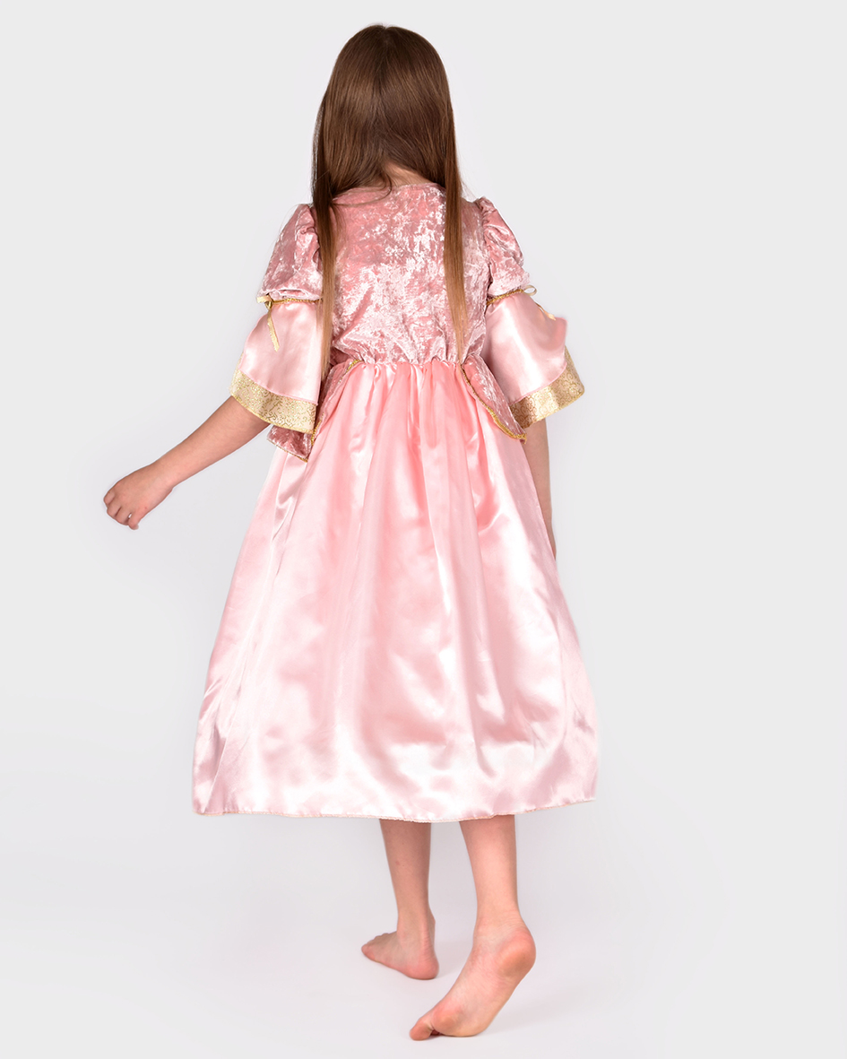 baksidan av rosa prinsessklänning som bärs av flicka